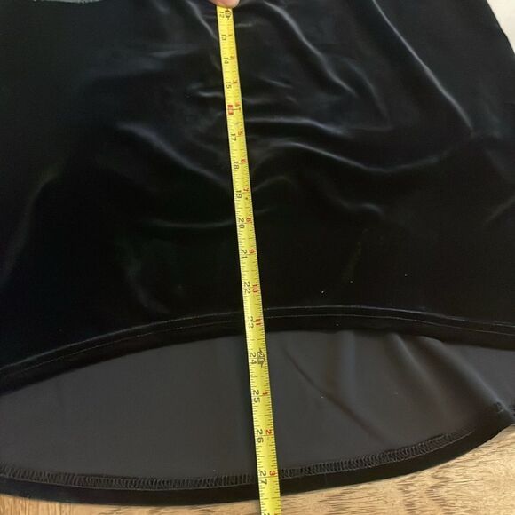 AXTEH BLACK VELOUR LONG SLEEVE TOP.  BACK IS LONGER.   GREAT TO WEAR W/ … - Picture 4 of 10